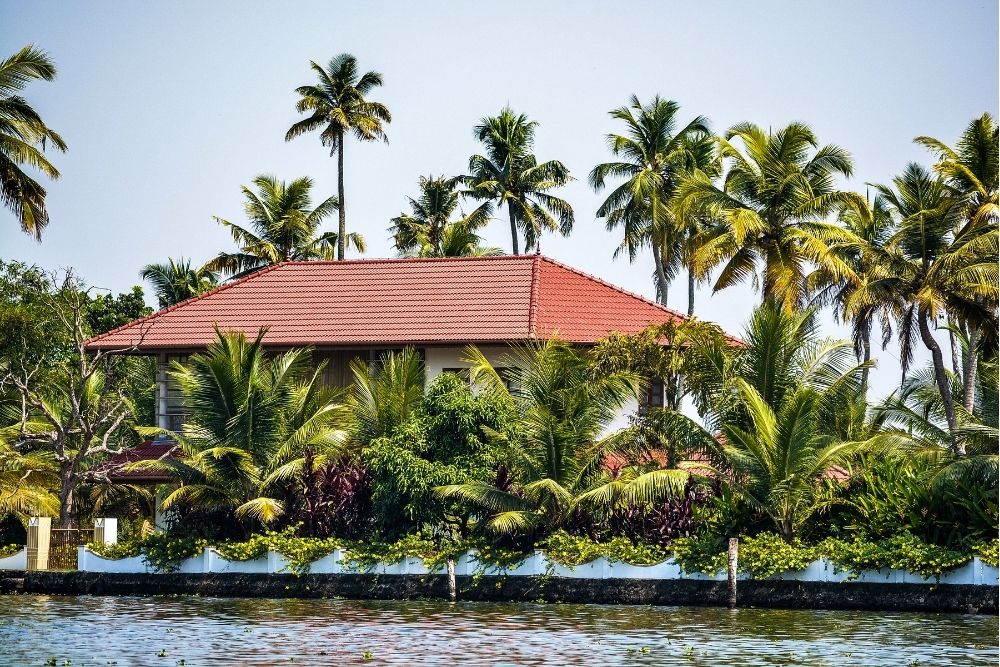 keuntungan punya rumah bergaya tropis modern di perumahan garden house