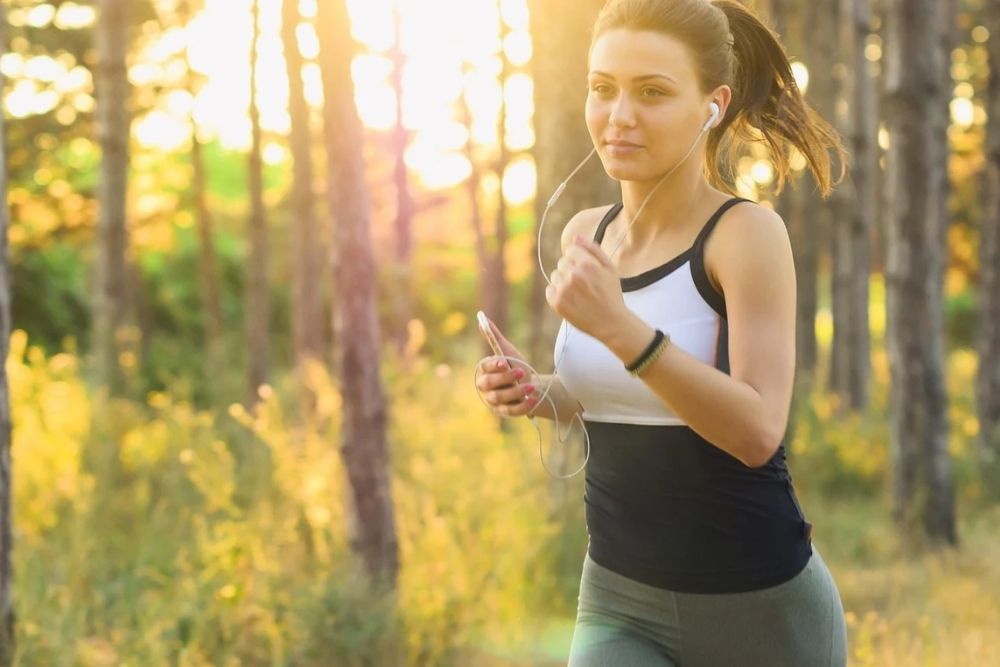 ilustrasi perempuan sedang jogging di area hijau
