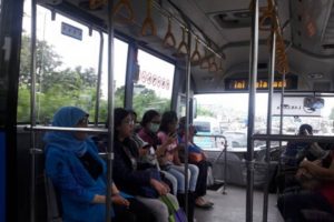 Ilustrasi warga sedang berada di Bus TransJakarta