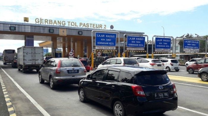 Gerbang Tol Pasteur, lokasinya dekat dengan apartemen Landmark Bandung