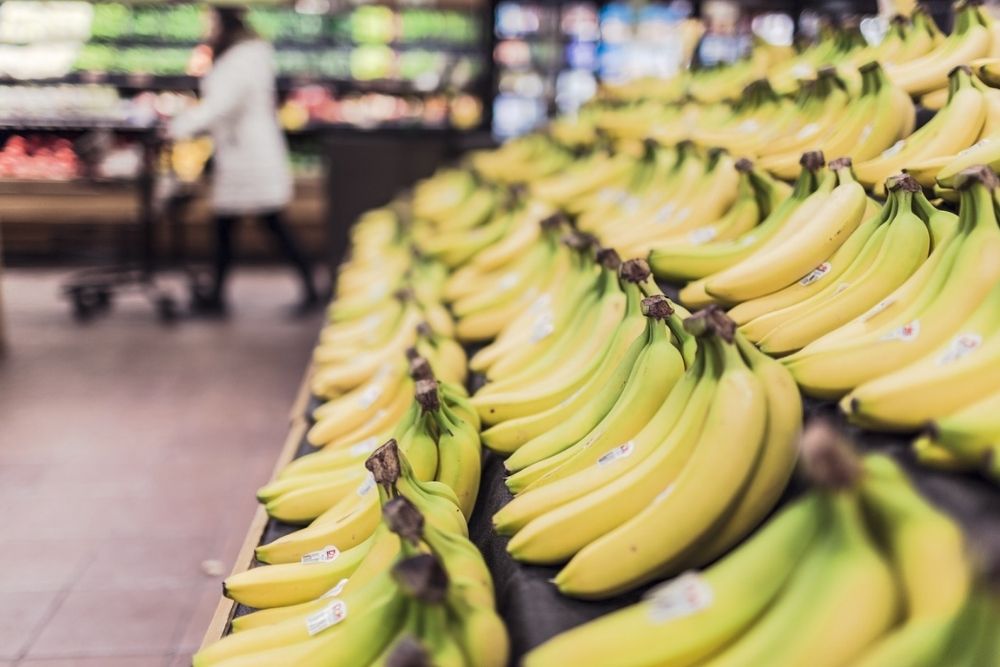Ilustrasi berbelanja pisang di pusat perbelanjaan