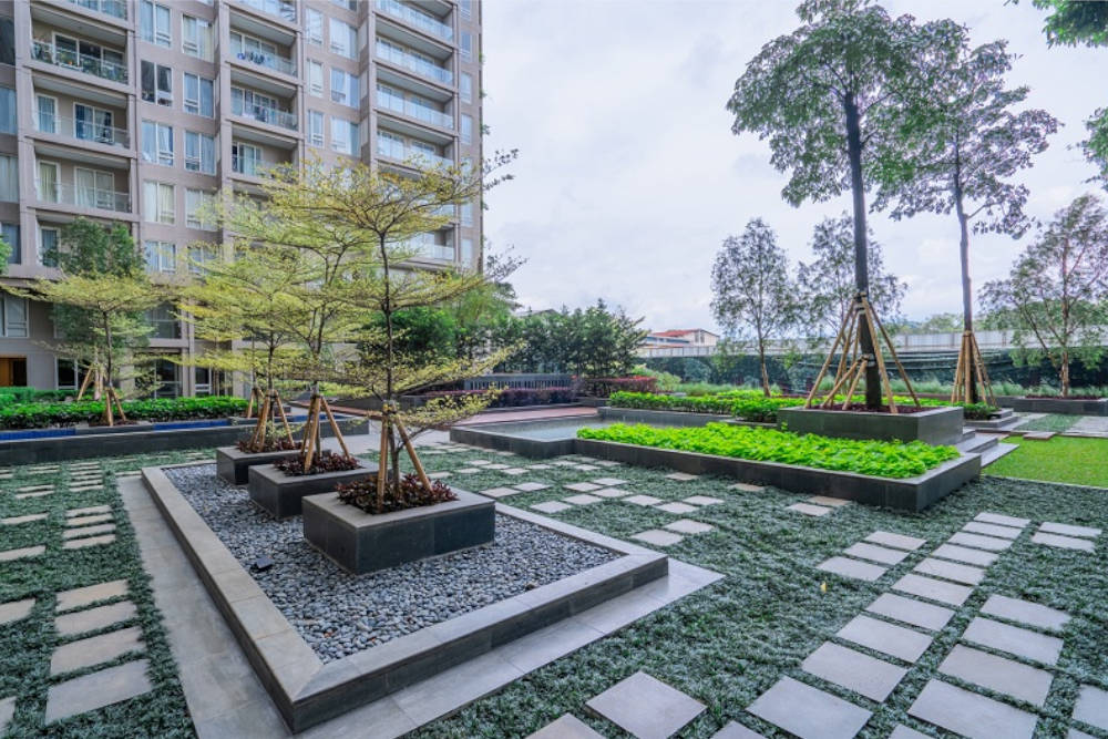 penampakan taman di landmark residence